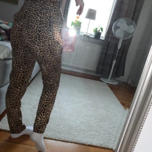 Byxor strl 36 - Byxor i strl 36 från NAKD, använt ca 2 gånger. Glansigt material.