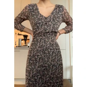 Blommig klänning - Blommig maxiklänning.