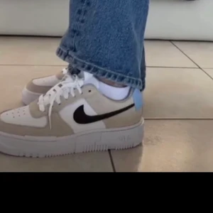 Nike air force 1 pixel desert sand - Tänkte kolla om någon är intresserad av ett par as snygga ”Nike air force 1 pixel desert sand” eftersom jag beställde fel storlek. Dom är SLUTSÅLDA i dessa storlekar överallt. Helt nya i kartong, hör av er vid fler bilder mm. Frakten tillkommer 📦 