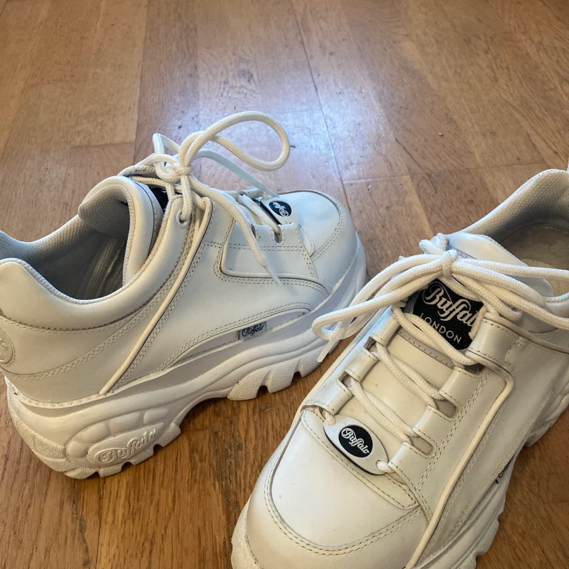 BUFFALO London  - 90