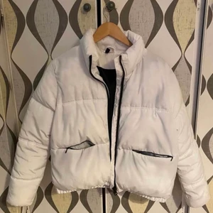 Vitpuffjacka från H&M - Vit puffjacka från H&M köpt för ungefär ett halvår sen. Bra skick, som ny.  Finns i Lundsbrunn.  