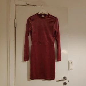 Sammets klänning - En röd/rosa sammetsklänning med öppen rygg. 