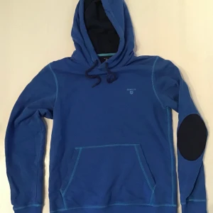 Gant hoodie stl M - Blå hoodie i fint skick