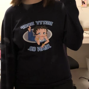 Betty Boop Tröja - Säljer denna jättefina Betty boop tröja som jag har köpt här på Plick då jag inte har använt den alls. Den är i jättefint skick och är i storlek S, för referens så är jag storlek M och den är lite oversize på mig. Köparen står för frakt 💗