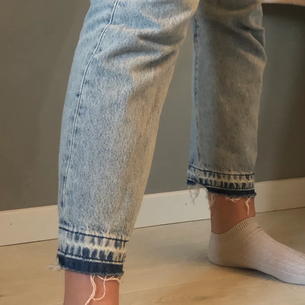 Jeansen är ganska gamla men fortfarande i bra skick. Jag har sprättat upp sömmen nedtill så de fransat upp sig. Säljes för 150kr eller högstbjudande. Skickas mot fraktkostnad. . Jeans & Byxor.