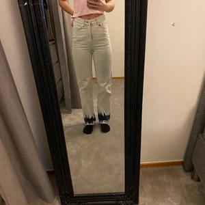 Långa jeans - Långa jeans från H&M i storlek 32 som tyvärr inte kommer till användning längre. Använda ett fåtal gånger så det är i ett bra skick. Jag är 165 cm lång 🌸🌸