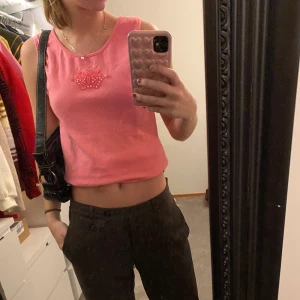 Gulligt linne - Gulligt rosa linne med broderi som tycker inte kommer till användning🌸🌸