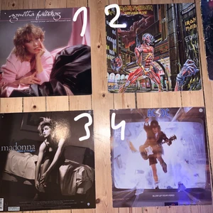 LP - Säljer nu några av mina LP skivor/fodral. Jag köpte dem för ungefär 1 månad sen från en skivbutik i Västerås (begagnade), men säljer då jag köpte alldeles för många och dem tyvärr inte får plats. Skit snyggt att sätta upp på väggen😍. Jag har 8 st omslag och 5 st skivor, alltså har jag inte skivorna till alla. Dem jag har skivor till är nr 1,3,4,6 och 8. Går att köpa bara skiva eller omslag, och priserna varierar från 20-100kr. Köper du fler får du självklart billigare. Skriv privat för pris och fler bilder🥰💗