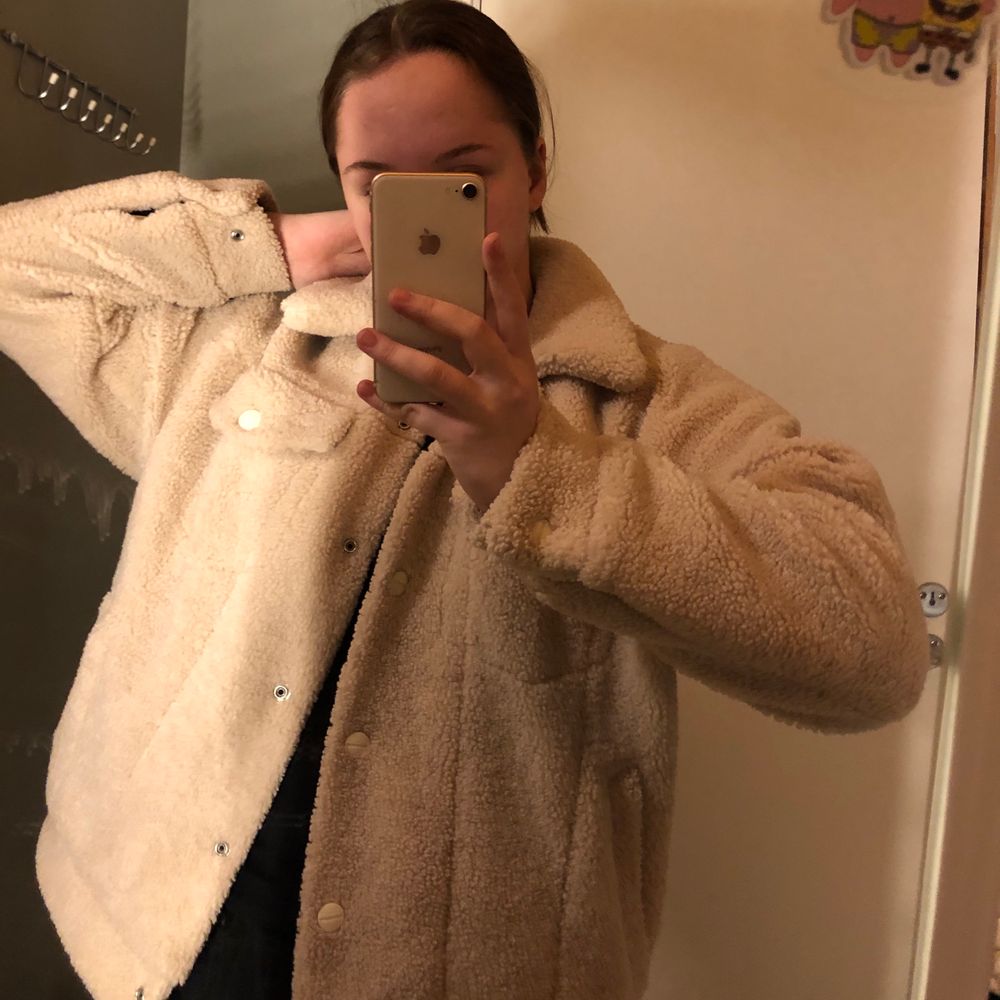 Jag säljer denna super snygga jacka från carling, sparsamt använd & inga skador. Köpt för ca 500 kr, säljer för 200 kr + frakt. (Swish) Säljer pga ingen användning längre:) Inte samma lurviga material inuti! Storlek M men funkar bra för mindre & större beroende på hur man vill att den ska sitta. Jag på bilden jag M/L.. Jackor.