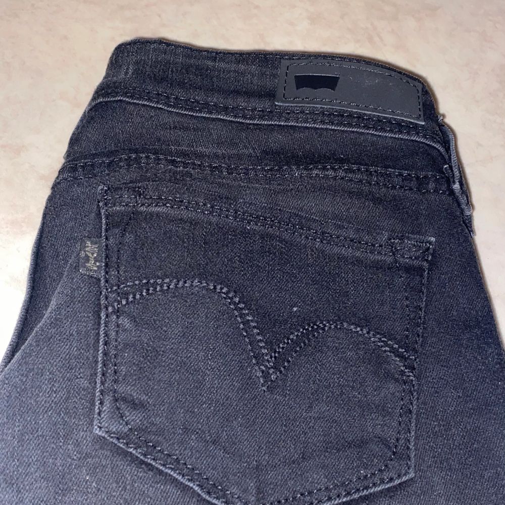 Ett par lågmidjade svarta levis skinny jeans i storek 3/26. Aldrig använda då jag inte andvänder lågmidjat så alltså har dem ändast legat i min garderob! Köparen står för frakt och jag tar ensast swish!. Jeans & Byxor.