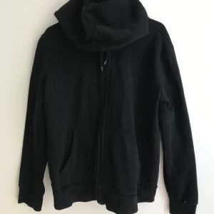 Zip up hoodie - Snygg svart zip up hoodie i strl M. Oversized