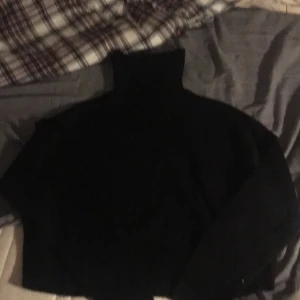 Två stycken stickade tröjor från HM. - Original pris för båda ca 400-500 kr men har sänkt det till 100 st och 200 för båda.