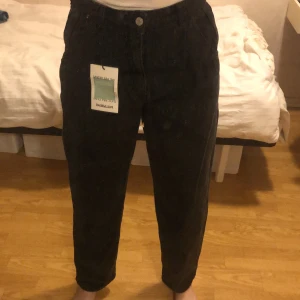 Jeans PULL&BEAR (ny) - Säljer två jeans i färgerna blå och svart/grå. Båda byxorna är i storlek 36. Byxorna är ej tajta nertill utan lite pösiga. Köptes för ett tag sedan, dock har jag inte använt de och de är alltså i helt nytt skick. Kvitto finns. Priset för byxorna vid köp var 359kr/styck. Jag säljer de nu för 199 kr/styck.