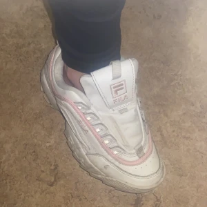 Strl 36  - Säljer mina rosa fila skor. Dom är lite smutsiga p.g.a använt dom mke. Det finns även ett litet hål bak vid hälen men går att tejpa/sy ihop, därför jag säljer de så billigt. Fraktas eller kan mötas upp Vänersborg/Trollhättan 🦋