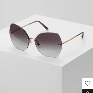Dolce & Gabbana solglasögon  - Säljer nu ett par dole & Gabbana solglasögon, helt nya kvitto, dustbag och allt på bilden medföljer, hör av er vid intresse
