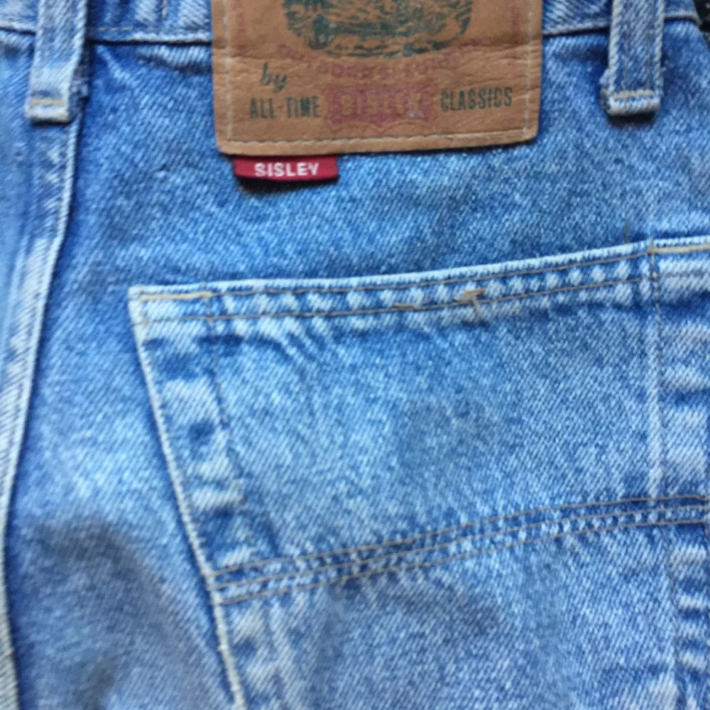 Fina vitagejeans, croppade och köpta på beyond retro. Jeans & Byxor.