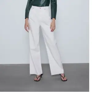Vita, långa, och vida jeans från Zara i storlek 34. Resår i midjan bak, men syns inte. 