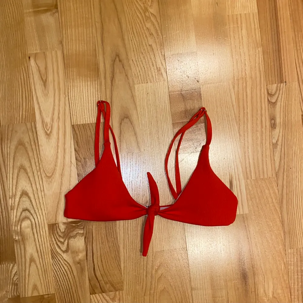 Säljer en fin röd bikini med knytning.. Övrigt.