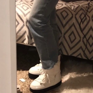 Moon boots - Intressekoll på dessa as snygga moonboots liknande skorna från Ella Cruz i stl 40/41. De är helt nya och är slutsålda 💘 Buda från 200kr!!!   Budet just nu: 510kr
