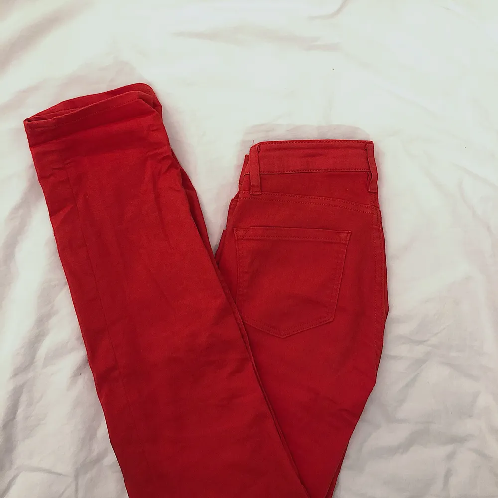 Röda byxor från H&M i strl xs. Använd några gånger så fortfarande i nyskick! Säljer pga använder inte.. Jeans & Byxor.