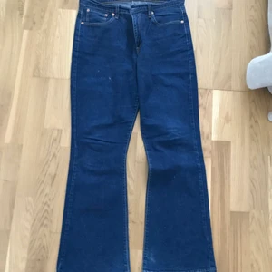 Levis jeans - Fläckar annars i bra skick. Köparen står för frakt. Och kan gå ner i pris vid snabb affär