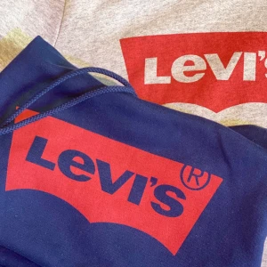 LEVI’S HOODIES 2ST - Två stycken hoodies från Levi’s som är i mycket fint skick och knappt använda. Har en likadan i annan färg och dessa hinner inte användas tillräckligt. Skriver 250kr för båda men är beredd att diskutera pris! De kan även säljas separat! Köparen står för frakten (79kr om båda, 62kr om en!) 🥰