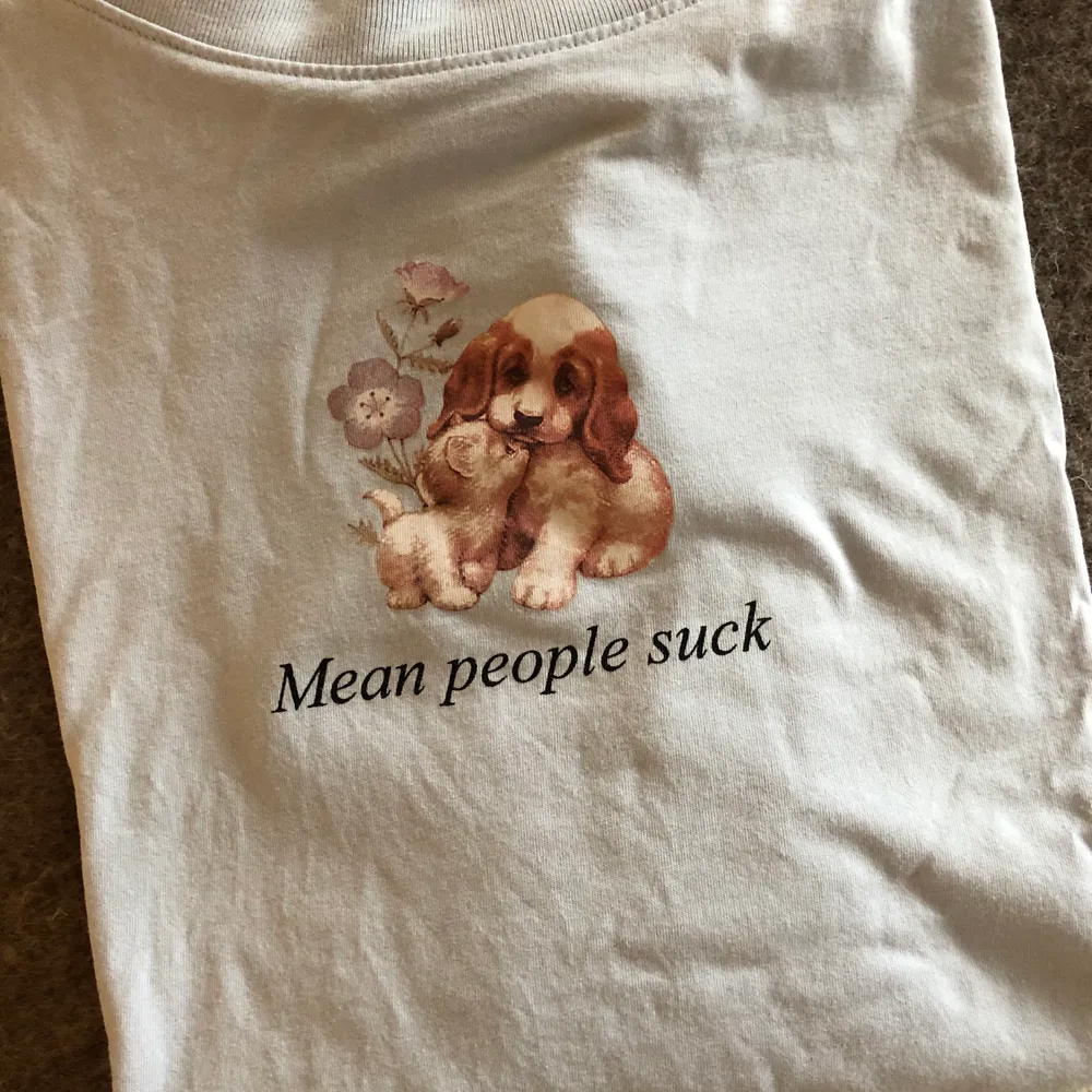 Söt T-shirt med texten ”mean people suck” från weekday🌸. T-shirts.