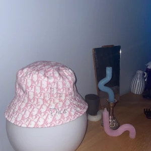 Bucket hat - Säljer een dior bucket hand. Jag har köpt den second hand, den är inte sliten och är använd kanske 2-4 gånger av mig. Ingen aning om den är äkta eller ej. Buda i kommentarerna om du är intresserad! Budgivning avslutas på måndag efter 21.00 (25/1). LEDANDE BUD: 330kr