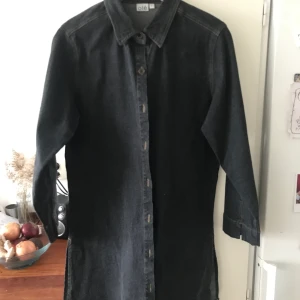 Svart klänning jeanstyg - Svart klänning i stadigt jeanstyg! Apsnygg men har en liknande. Kan mötas upp i Uppsala eller så tillkommer frakt.
