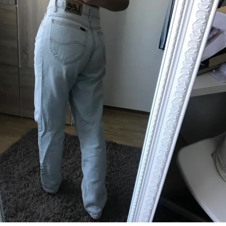 Säljer dessa supersnygga jeans från lee som jag köpte här ifrån Plick! 🌟🌟Bilderna är lånade och tjejen på bilden är 173 cl lång, står w27 men skulle säga att de passar 26-28🥰. Jeans & Byxor.