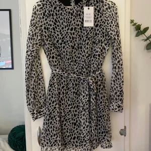 Helt ny klänning  - Säljer denna superfina oanvända klänning från NAKD då den tyvärr är för liten för mig och därmed inte kommer till användning. Verkligen hur fin som helst 🥺💗 Betalas med Swish och köparen står för frakten ✨