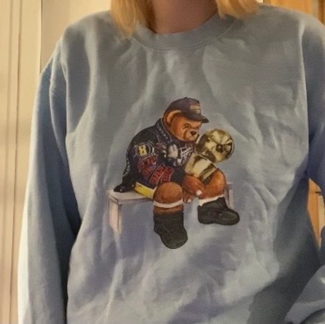 fin varm tröja med tryck på