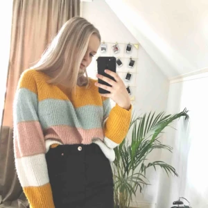  - Super fin stickad tröja som funkar för både sommar och vinter. Tror det är storlek L men sitter bra på mig som är en S. Köparen betalar frakt på 55kr och tar endast swish 