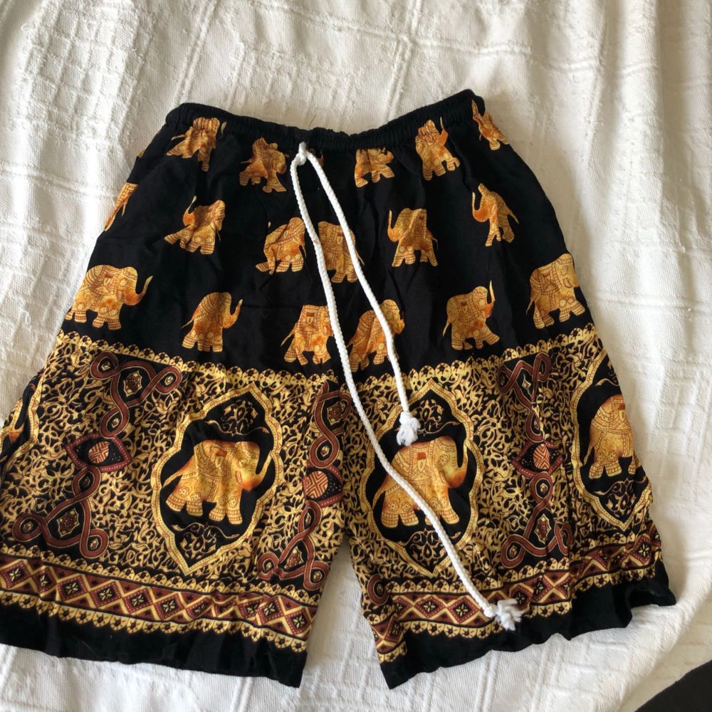 Jättesnygga shorts från Tanzania! Helt oanvända :) Lite längre i modellen. Säljes då de är för små för mig. Shorts.