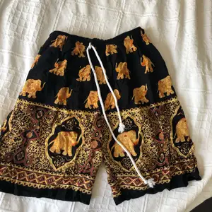 Jättesnygga shorts från Tanzania! Helt oanvända :) Lite längre i modellen. Säljes då de är för små för mig