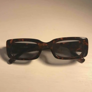  - solglasögon från other stories (köpta för 250kr) ! aldrig använda, skulle lämna tillbaka men hittade inte prislappen som satt på😩 fraktar inte men möts upp i stockholm!