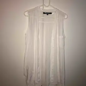 Jätte tunn lång vit skjorta/blus, storlek XS men väldigt stor. Använd några gånger. Köparen står för frakt, kan mötas upp i Lund/Malmö 