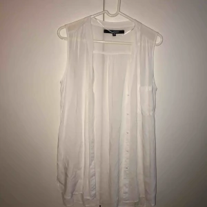  - Jätte tunn lång vit skjorta/blus, storlek XS men väldigt stor. Använd några gånger. Köparen står för frakt, kan mötas upp i Lund/Malmö 