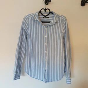  - Skjorta från gina tricot. Sparsamt använd så bra skick. Ni står för frakten 🌸