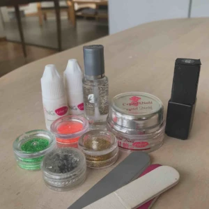  - 4 st nya glitter - nypris: 60 kr Gel color full: white 36 ml - nypris: 199 kr Primer fr Silcare 9ml helt ny! -Nypris: 149 kr Gel lack i färgen peach full -nypris 50 kr NG nagel lim fulla -nypris: 20 kr/st (Värde ca 480 kr) MITT PRIS 250 kr