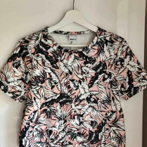  - Snygg mönstrad t-shirt i kraftigare material. 80 kr + frakt 🌸 