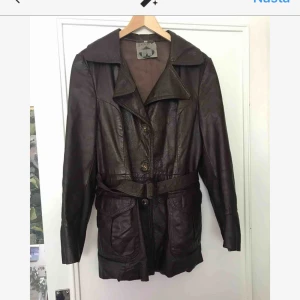  - Mörkbrun skinnjacka 70-tal. Extremt snygg med skärp i midjan. Storlek S-M. (299 pp, 220 om vi möts upp)