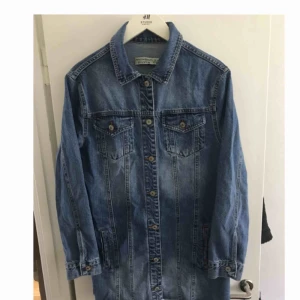  - Jeansjacka i en längre modell, snyggt oversized 👌🏻