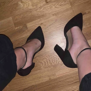  - Skitsnygga klackar ifrån Asos i ”WIDE FIT”, tyvärr lite för stora för mig. Använda några gånger så lite slitna på sulan under, kan skicka bild vid förfrågan. Men ser helt nya ut annars! 