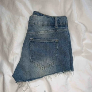  - Snygga slitna shorts, högmidjade. 
