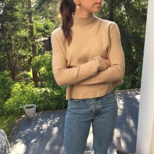  - Stickad tröja i camel från Tory Burch. Använd, men i bra skick