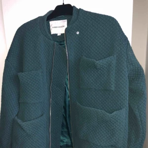  - Jätte fin jacka ifrån Carin Wester. Storlek S sitter lite oversize. Som ny använd väldigt få gånger. Nypris 999:- 