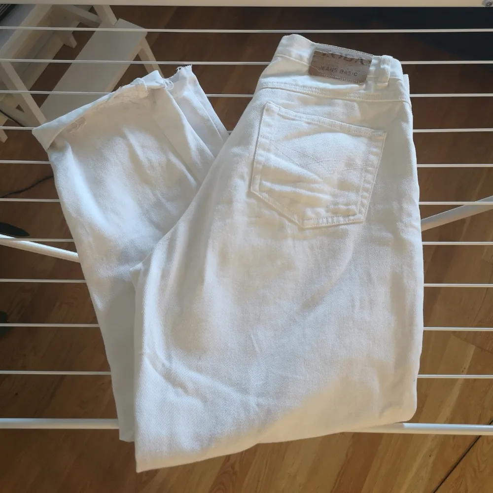 Riktigt snygga vita jeans inköpta på plick. Avklippta i benen. Står ingen storlek men s-m skulle jag tro. De är ca 72 cm i midjan. Jeans & Byxor.