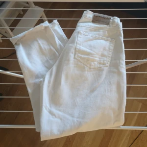 - Riktigt snygga vita jeans inköpta på plick. Avklippta i benen. Står ingen storlek men s-m skulle jag tro. De är ca 72 cm i midjan