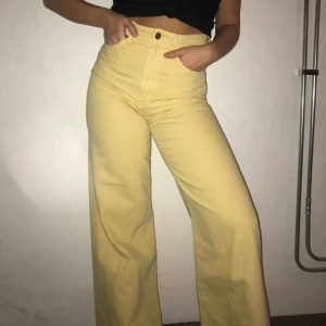  - Skitsnygga gula jeans från HM, frakt ingår! Hör av er av intresse eller frågor!💛 (Swish)